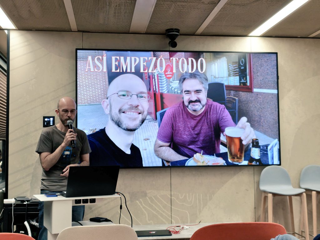 Turno para <a href="/ilopmar/">Iván López</a> que nos explicará la historia detrás de las comunidades de <a href="/MadridGUG/">MadridGUG | @MadridGUG@jvm.social</a> y de <a href="/MadridJUG/">MadridJUG | @MadridJUG@jvm.social</a> 
Lástima que hoy no tengamos por aquí a David Gómez... pero nos acordamos de él 😉