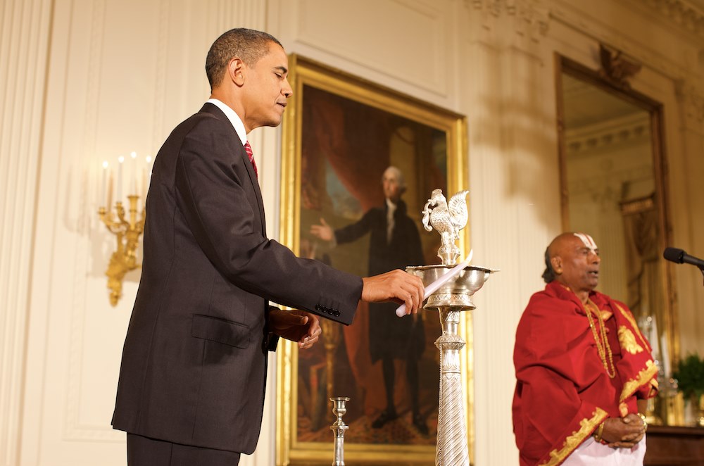 ObamaFoundation's tweet image. Wishing a bright and joyful Diwali to all who celebrate!
In 2009, President Obama lit the first diya at the White House—honoring a tradition that reminds us light always triumphs over darkness.