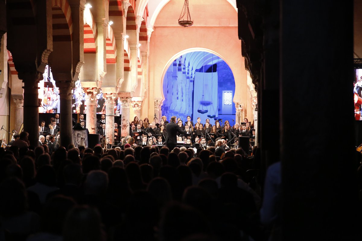 La Mezquita-Catedral de Córdoba acogió el concierto “El sufrimiento de los inocentes” y “El Mesías”, de Kiko Argüello, interpretado por la Orquesta y Coro Sinfónico del Camino Neocatecumenal bajo la dirección de Tomáš Hanus.

Con las reliquias de San Pelagio expuestas y la