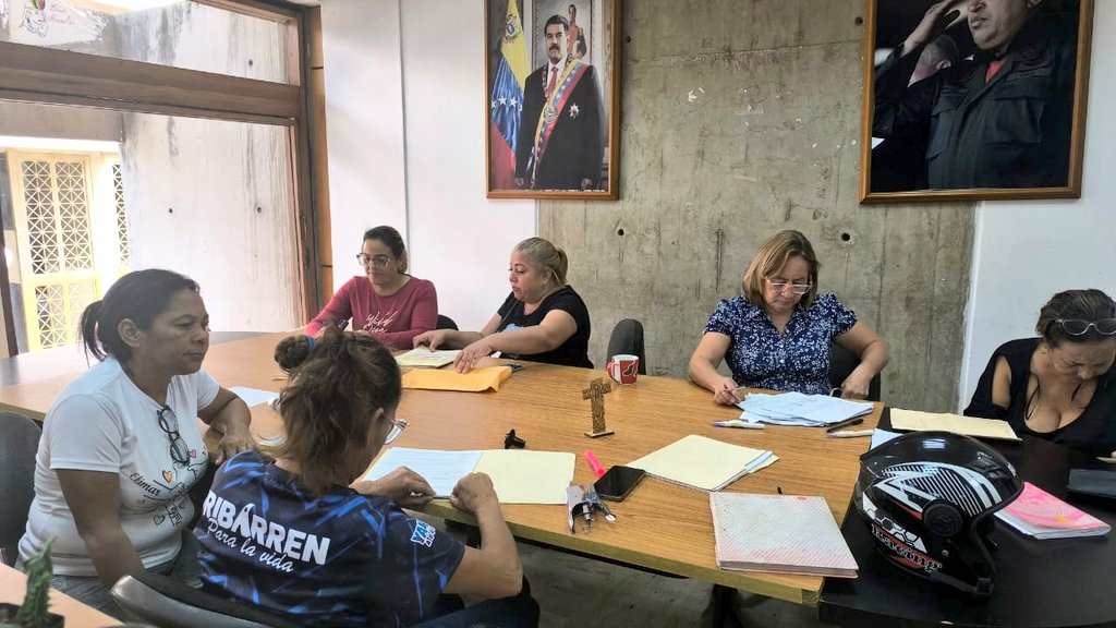 <a href="/HugoChavezCmdo/">Comando Hugo Chávez</a> ¡Aquí nadie se rinde!

Imágenes en Vivo 🔴 Desde la oficina del <a href="/CLPP_Iribarren1/">Consejo Local de Planificación Pública Iribarren</a>
dónde a esta hora, voceros(as) de las Comunas y Circuitos Comunales presentan proyectos comunitarios para ser considerados en el presupuesto participativo municipal 2026

#VenezuelaTierraDeFe