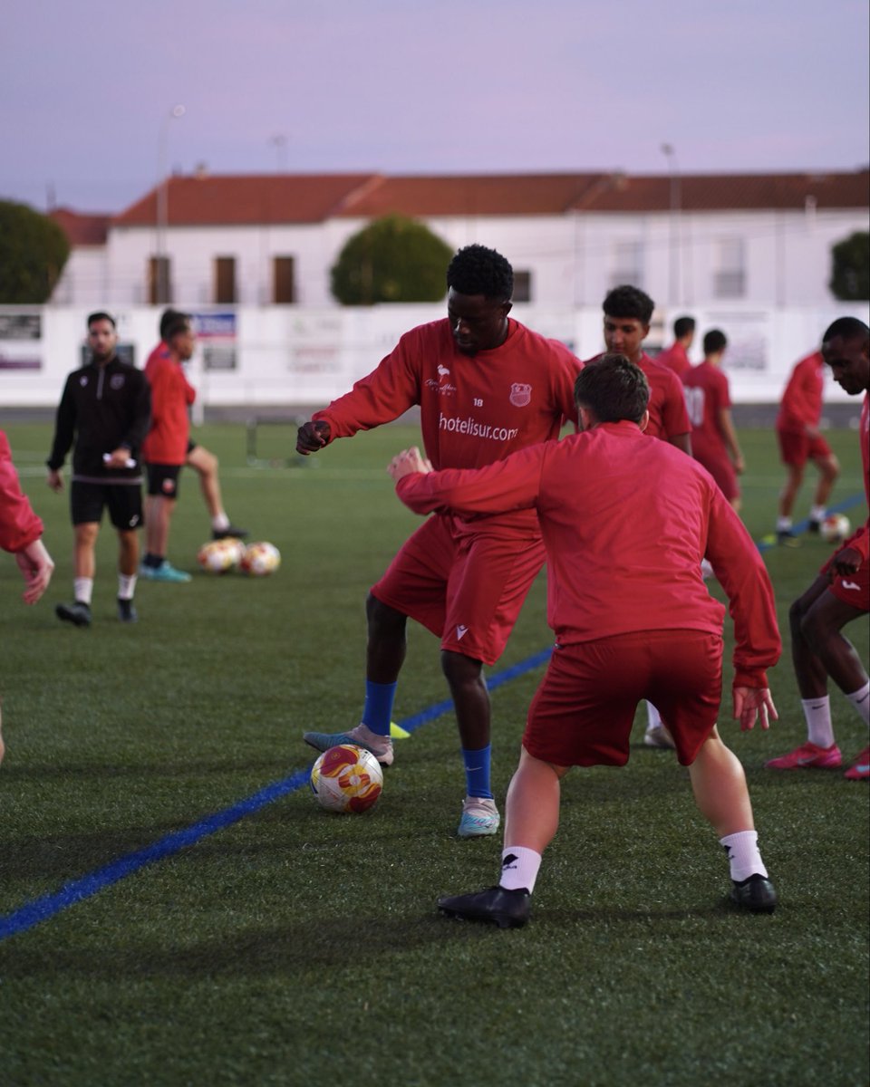 adllerenenseof's tweet photo. ¡Toca recuperar y seguir trabajando!💪🏼

#SiVolvieraANacer | #TerceraRFEF https://t.co/wtX9AJ63hX