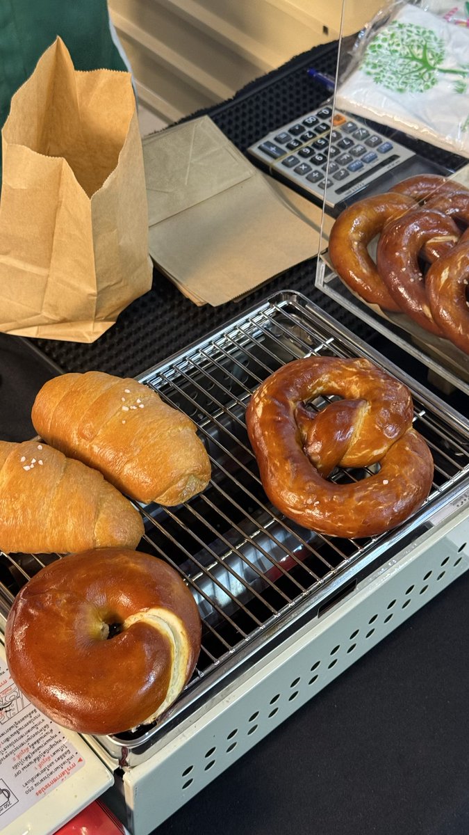 แถวออฟฟิศ ชิ้นละ 65 บาท
ใช้เนยจากฝรั่งเศส โคตรอร่อย
แพงสุด 85 บาท ครีมชีส ㅠㅠㅠㅠ