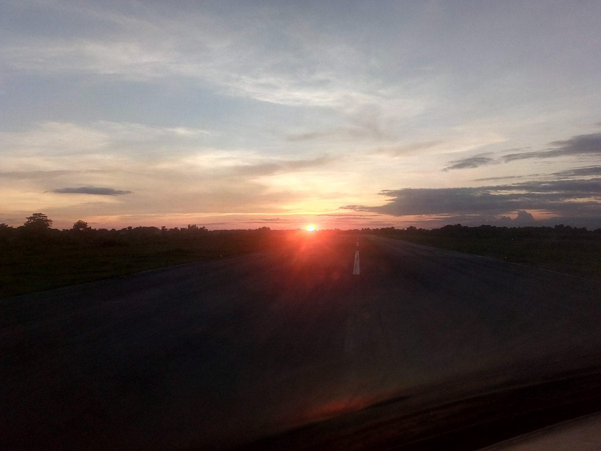 DaedalusSRB's tweet image. Capt. LOG ✈️Every line tells a story. Some guide you home, some chase the horizon, others take you straight into the clouds. Each one ends where a new flight begins. #LeadingLines #PilotView #RunwayPerspective #Aviation #CockpitView