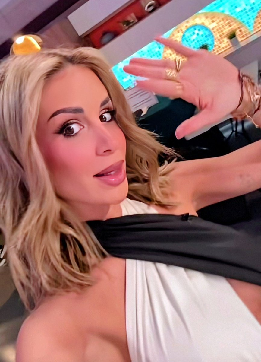 Hoy <a href="/Cris_Porta/">Cristina Porta 🤍</a> hablando con la elegancia y la precisión que le caracterizan, #EnCasaConTelemundo. Cada día demostrando lo gran presentadora que es por su enorme talento y forma de comunicar. #TeamPorta <a href="/Telemundo/">Telemundo</a> #CrisPorta20O