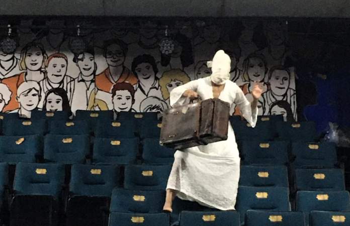 🎭🌏 Perhaps Home, obra binacional de <a href="/tetiemteatro/">TETIEM</a> y Nottle Theatre Company, explora familia, ausencia y memoria con un lenguaje escénico donde cuerpo y silencio comunican más que palabras.

ornte.xyz/tIXAs