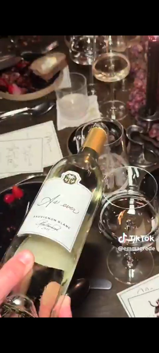 KayRoss96's tweet image. Tiktok @/ #EmmaGrede 

As Ever Sauvignon Blanc served at #ASeatAtTheTable 

#AsEverSauvignon #AsEverbyMeghan