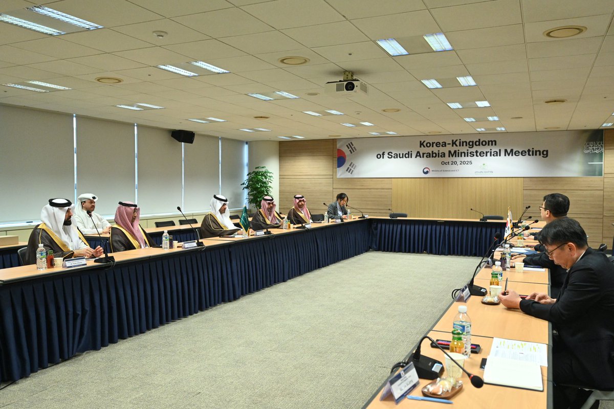 ضمن جولته الآسيوية..
التقى معالي الوزير ماجد الحقيل <a href="/majedhogail/">ماجد الحقيل</a>
 قيادات شركة NAVER في سيئول، لبحث تطوير التوأم الرقمي "بلدي"، ورعى توقيع #NHC اتفاقية مع GS E&amp;C لتطوير مشروع سكني نوعي ضمن #وجهة_الفرسان.