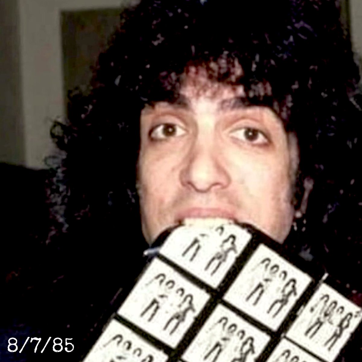 ssikfandk's tweet image. #KISStory : Paul( and Gene off camera ) proofing pics for the #Asylum album cover and inner LP sleeve. 
Sterling Sound NY, NY. 
#KISS : 1985