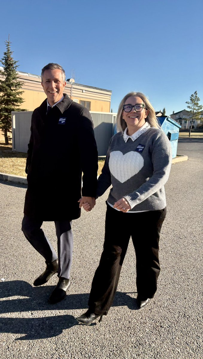 JeffDavisonYYC's tweet photo. Calgary. I would be honoured to be your next mayor. Did you vote yet? 🗳️✅

#yyc #yyccc #davisonformayor https://t.co/tCH7TJglvT