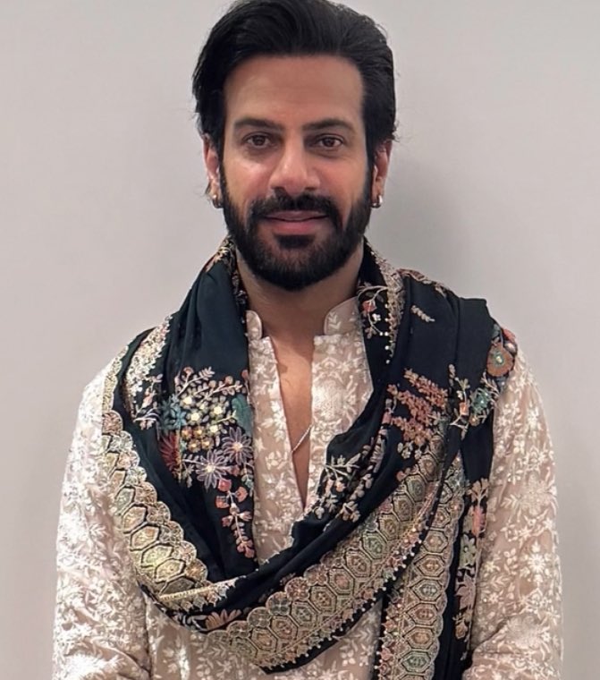 the shawl omg he looks so handsomeee💘
#karanveermehra @karanveermehra