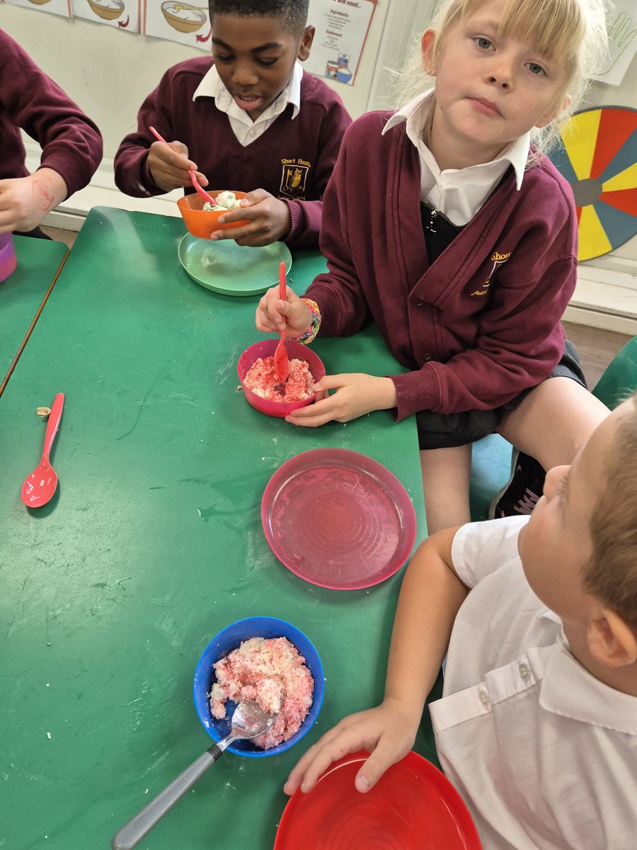 Short_Heath_JS's tweet image. Wishing all our families who celebrate a very Happy Diwali 🎉🎇🪔🦉
(Pear Class making barfi.)