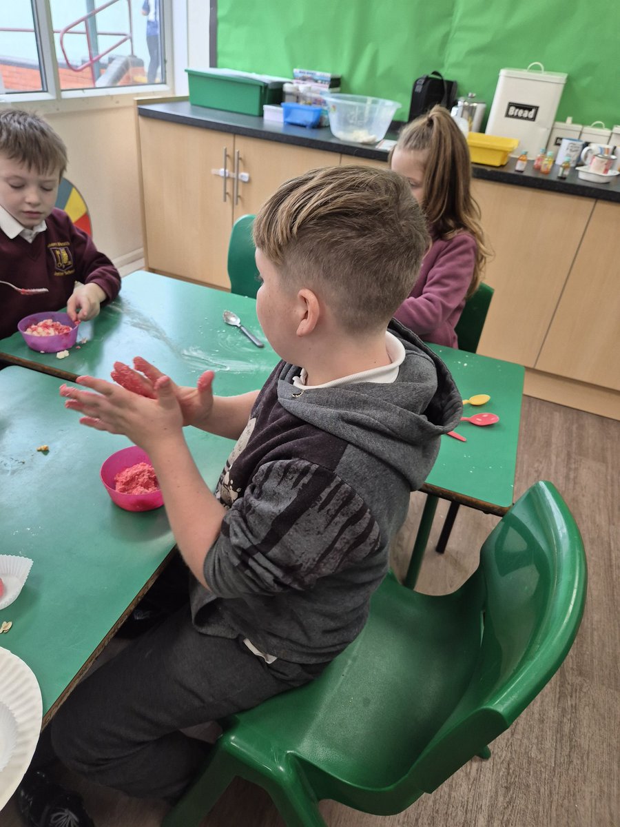Short_Heath_JS's tweet image. Wishing all our families who celebrate a very Happy Diwali 🎉🎇🪔🦉
(Pear Class making barfi.)