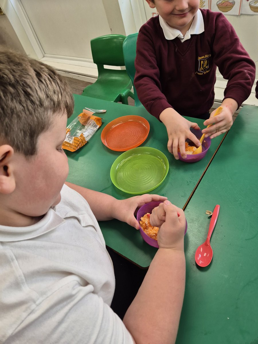Short_Heath_JS's tweet image. Wishing all our families who celebrate a very Happy Diwali 🎉🎇🪔🦉
(Pear Class making barfi.)