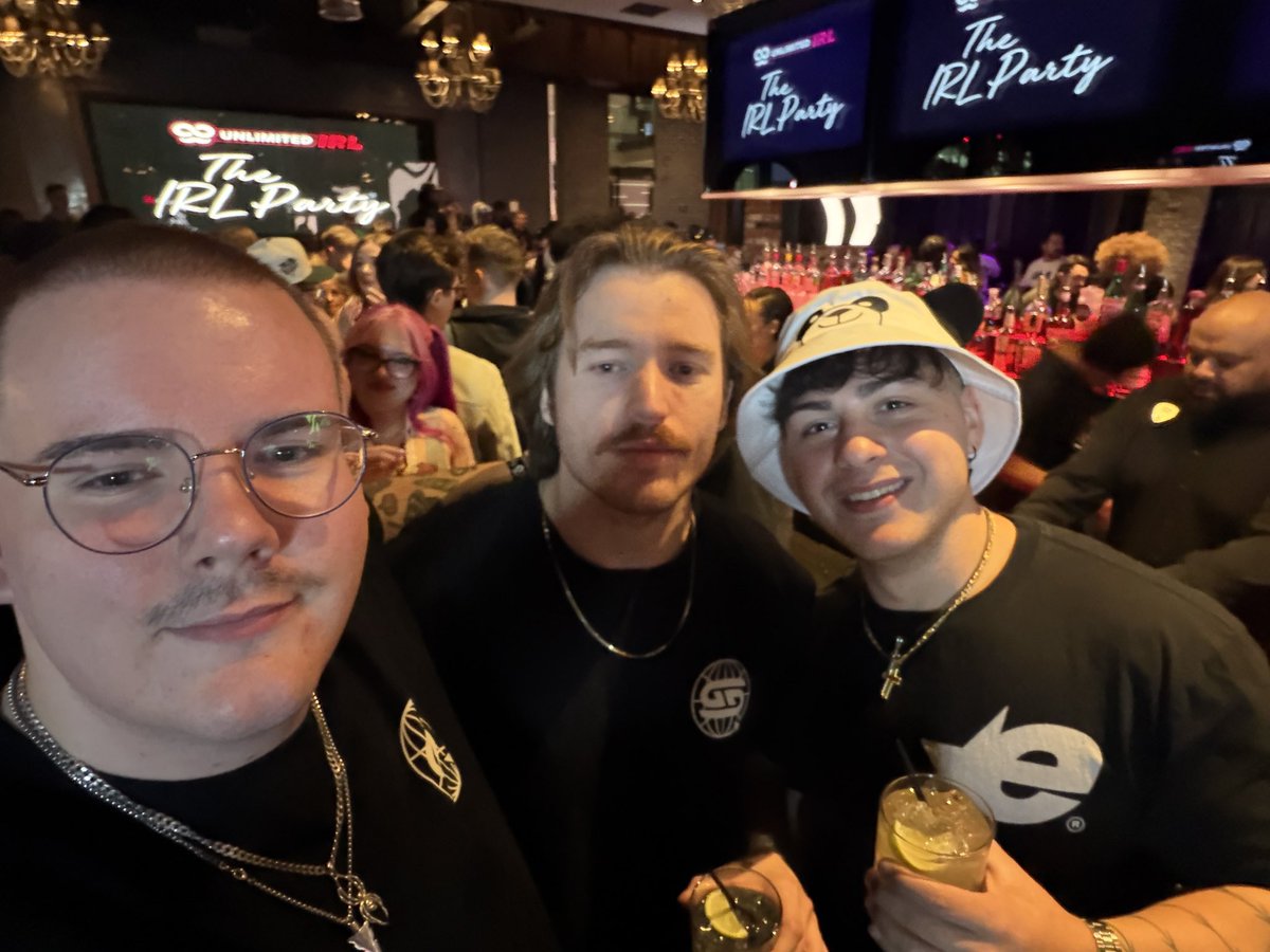 ToddoGG's tweet image. There's too many awesome people filled with so many great moments of hellos and fantastic conversations from being at the @GamerSupps booth for TwitchCon San Diego, seeing everyone who came up looking for me or @max_supps!
Thank you everyone and I can't wait for next time 💜