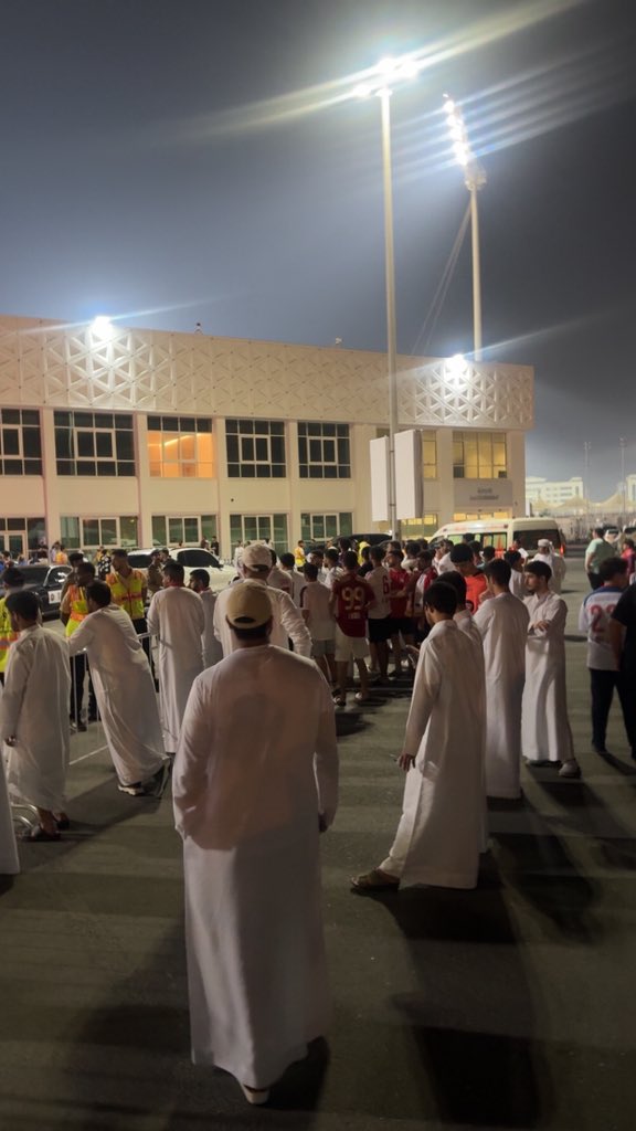 _rsd15's tweet photo. جمهور الشارقة امام بوابة الادارة 😨
 #إقالة_مجلس_إدارة_نادي_الشارقة https://t.co/BH83ivBGsY