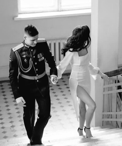 bibiautorka's tweet photo. #GZ🪖🖤🏍️
Nie miałem wątpliwości, że od kiedy poinformowałem Chantel o tym, że weźmiemy ślub, czas zapierdalał jak pojebany. No bo jak inaczej wytłumaczyć, że jeszcze wczoraj spisywałem dokumenty, a dziś stałem przed lustrem, a Lex próbował wcisnąć mi w marynarkę złotą poszetke. https://t.co/eEbuLPWrw2