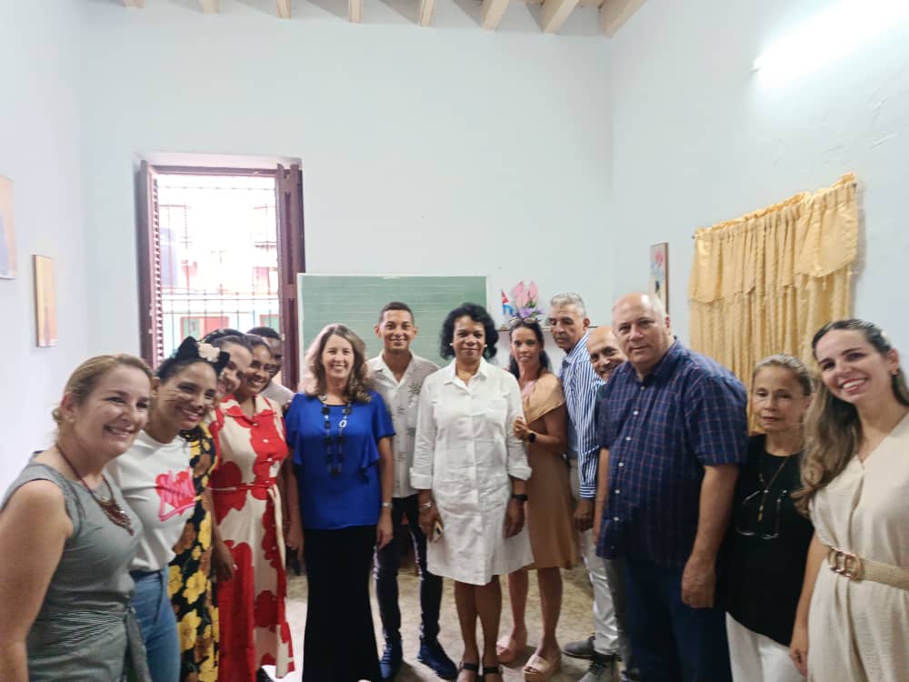 Entonamos las notas de nuestro Himno Nacional junto a niñas, niños y maestros de la Escuela primaria Nicolás Estévanez Murphy, del municipio Plaza de la Revolución, La Habana.
#DíaDeLaCulturaCubana
Unidos, con amor infinito a la patria💞🇨🇺