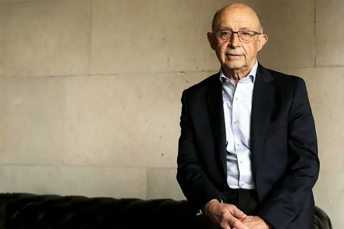 Que están tapando a este tío...Los estercoleros del periodismo callaos.. Pues este sinvergüenza no se tapa... Mangante, mientras dejaba morir a 4 mil personas  por medicamento caro,él robaba a manos llenas.. De tapar nada, se pregona a los 4 vientos.. Miserable