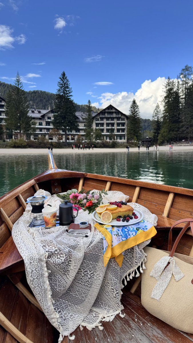 أحلام الطفولة أصبحت حقيقة ياأصدقاء 👩‍🌾🧺
صنعنا الكعك صباحاً في كوخ 
في الريف النمساوي .. 🏡🧁🌾
واستمتعنا بلذّته وجماله في بحيرة برايس في ايطاليا .. 🇮🇹🍂👒🧚‍♀️

الحمدلله على سهولة الحياة ويُسرها .. 🤍