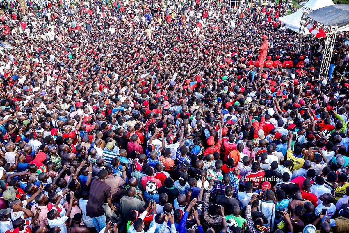 Bukedde TV / Paper pages have posted these photos of today in Kibaale and Kagadi in a Half view, but let me post them here in a Full view. Dont show them to Nabbanja.