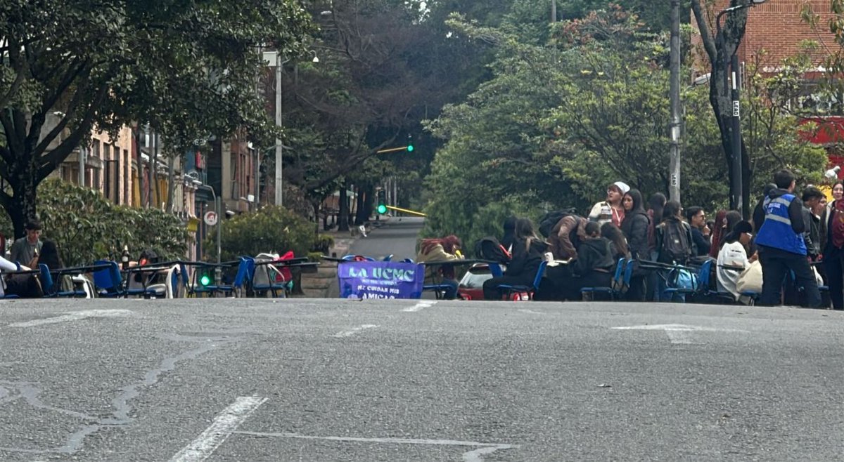 #Bogotá | Se presentan manifestaciones de estudiantes del Colegio Mayor de Cundinamarca en la carrera 5 con calle 27.