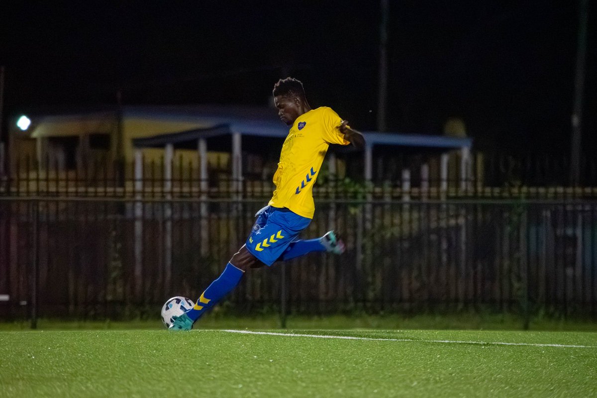 BahamasFootbal1's tweet image. Baha Juniors F.C. and Dynamos F.C. gave fans a tense, fast-paced matchup to start the season! 💥
One goal made all the difference. ⚽️
#BFAMensLeague #BahamasFootball #DynamosFC #BahaJuniorsFC