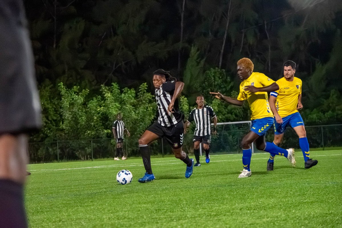 BahamasFootbal1's tweet image. Baha Juniors F.C. and Dynamos F.C. gave fans a tense, fast-paced matchup to start the season! 💥
One goal made all the difference. ⚽️
#BFAMensLeague #BahamasFootball #DynamosFC #BahaJuniorsFC