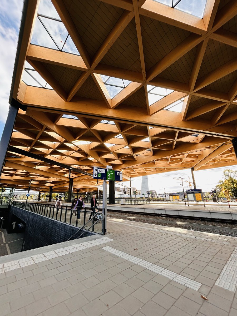 benjimk's tweet image. Ce weekend, visite d'une petite cité aux Pays-Bas (125 000 hab.). Regardez la beauté de sa gare de train 🚆 : magnifique, avec une toiture entièrement en bois 🪵 !
Je me demande pourquoi la #RDC, qui a les meilleurs bois du monde (Wenge, Ébène, Iroko, Tola), n'arrive pas à…