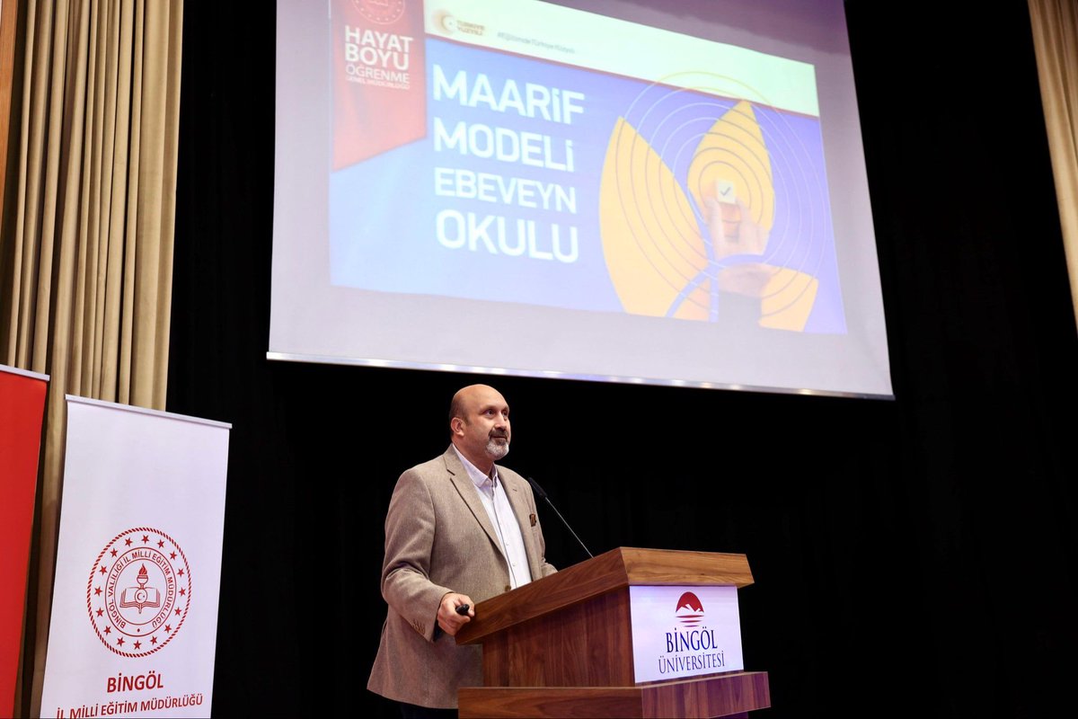 mebhbogm's tweet photo. 📚 Türkiye Yüzyılı Maarif Modeli kapsamında Genel Müdürlüğümüz koordinesinde düzenlenen “Maarif Modeli Aile Okulu Buluşmaları” devam ediyor.

🎤 Prof. Dr. Levent Eraslan, Bingöl’deki buluşmada çocuklarımızın dijital dünyada karşılaştığı tehlikeler ve dijital güvenliğin önemi üzerine bir konferans gerçekleştirdi.

👨‍👩‍👧‍👦 Velilerin, öğretmenlerin ve öğrencilerin katıldığı programda; dijital çağın çocuklar üzerindeki etkileri, dijital ebeveynlik, teknoloji kullanımı ve aile içi iletişimin güçlendirilmesi gibi konular ele alındı.
🌐 Prof. Dr. Eraslan, ebeveynlere çocuklarına dijital dünyada nasıl rehberlik edebileceklerine dair bilgiler ve uygulama örnekleri sundu.

🤝 Genel Müdürlüğümüz koordinesinde, il millî eğitim müdürlüklerimizle birlikte Türkiye Yüzyılı Maarif Modeli doğrultusunda ailelerin eğitim sürecine bilinçli, aktif ve güçlü katılımını desteklemeye devam ediyoruz.

📍Bingöl

#HayatBoyuYanınızdayız

@tcmeb
@Yusuf__Tekin
@CelileErenOKTEN
@cengizmete