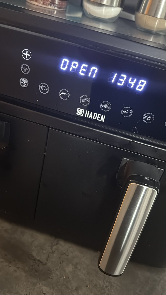 wittyboii's tweet image. Nobody waste their money on this pile of crap. #haden #airfryer it says the drawers always open when it ain’t after a month so nothing cooks 👍🏼