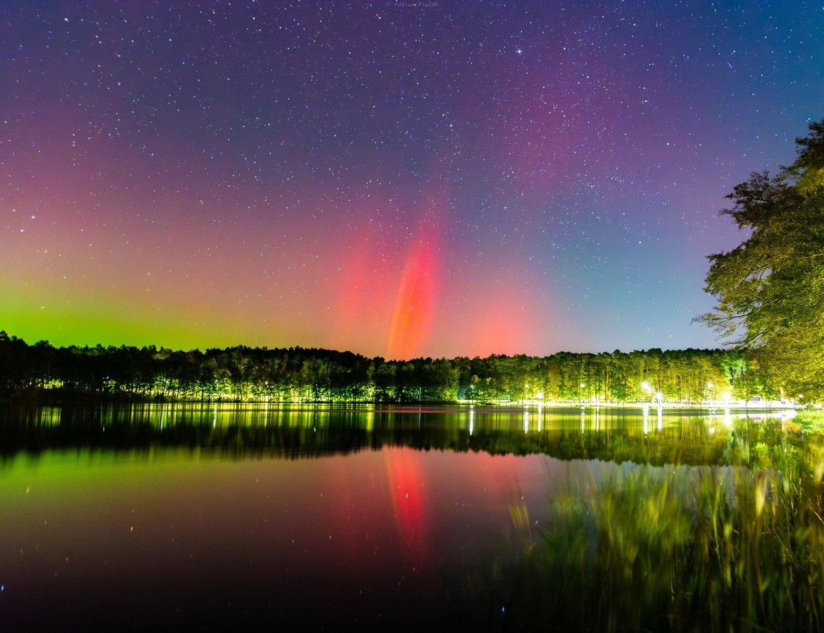 SOB_pl's tweet photo. 💚💜Oto jeszcze kilka kolejnych zdjęć absolutnie fantastycznej zorzy polarnej, którą można było w sobotę obserwować nad naszym krajem. 😍
Fot. Adrian Piątek, Trzcianka (woj. wielkopolskie). Gratulujemy !
@IMGWmeteo @MeteoprognozaPL @meteo_expert 
#obserwatorzyburz #pogoda #polska #zorzapolarna #zorza #aurora #auroraborealis