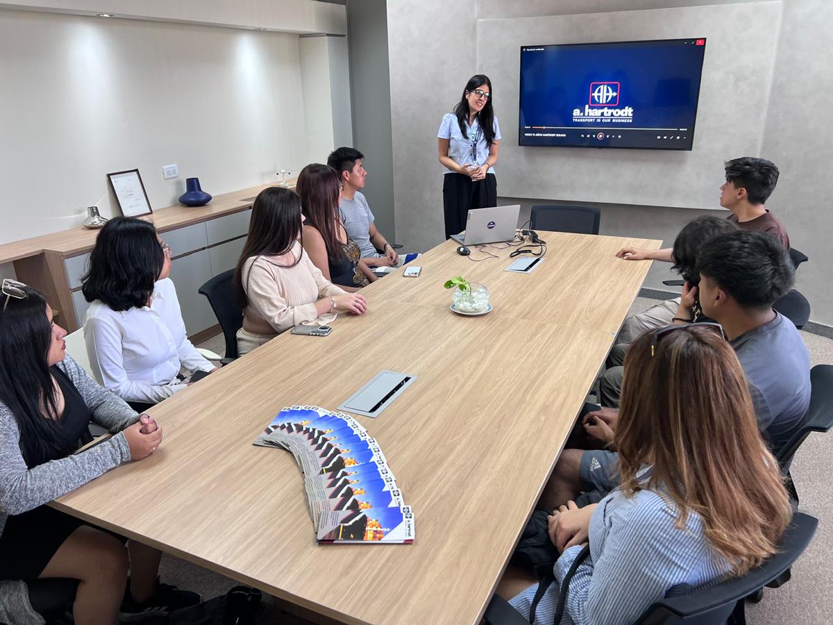 ePC_UCB's tweet image. 📍Experiencia académica en la Expocruz 2025

Estudiantes de la ePC Business School, junto al profesor Said Ramírez, participaron en la EXPOCRUZ 2025, en un viaje académico diseñado para mostrar el impacto que los negocios internacionales generan en nuestro país. 🇧🇴💼

#OrgulloePC