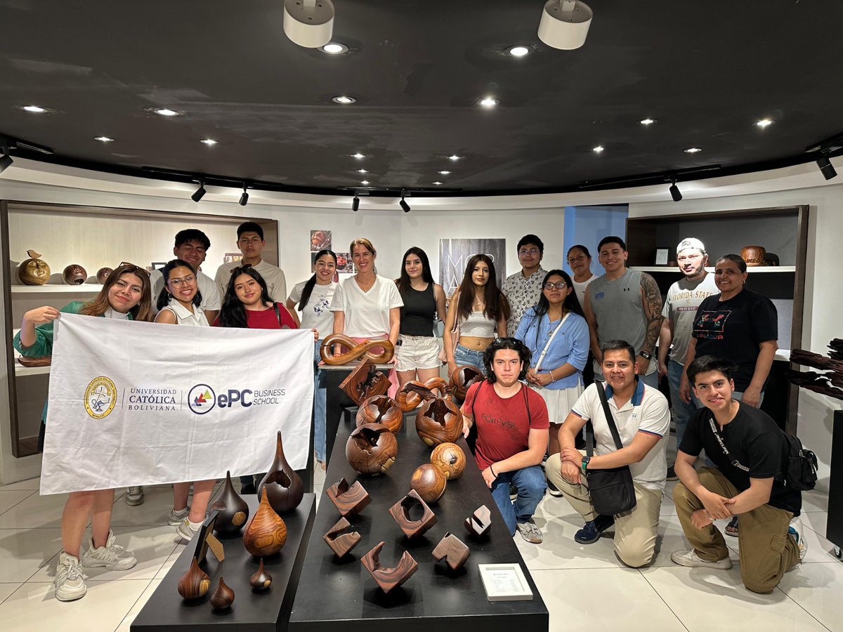 ePC_UCB's tweet image. 📍Experiencia académica en la Expocruz 2025

Estudiantes de la ePC Business School, junto al profesor Said Ramírez, participaron en la EXPOCRUZ 2025, en un viaje académico diseñado para mostrar el impacto que los negocios internacionales generan en nuestro país. 🇧🇴💼

#OrgulloePC