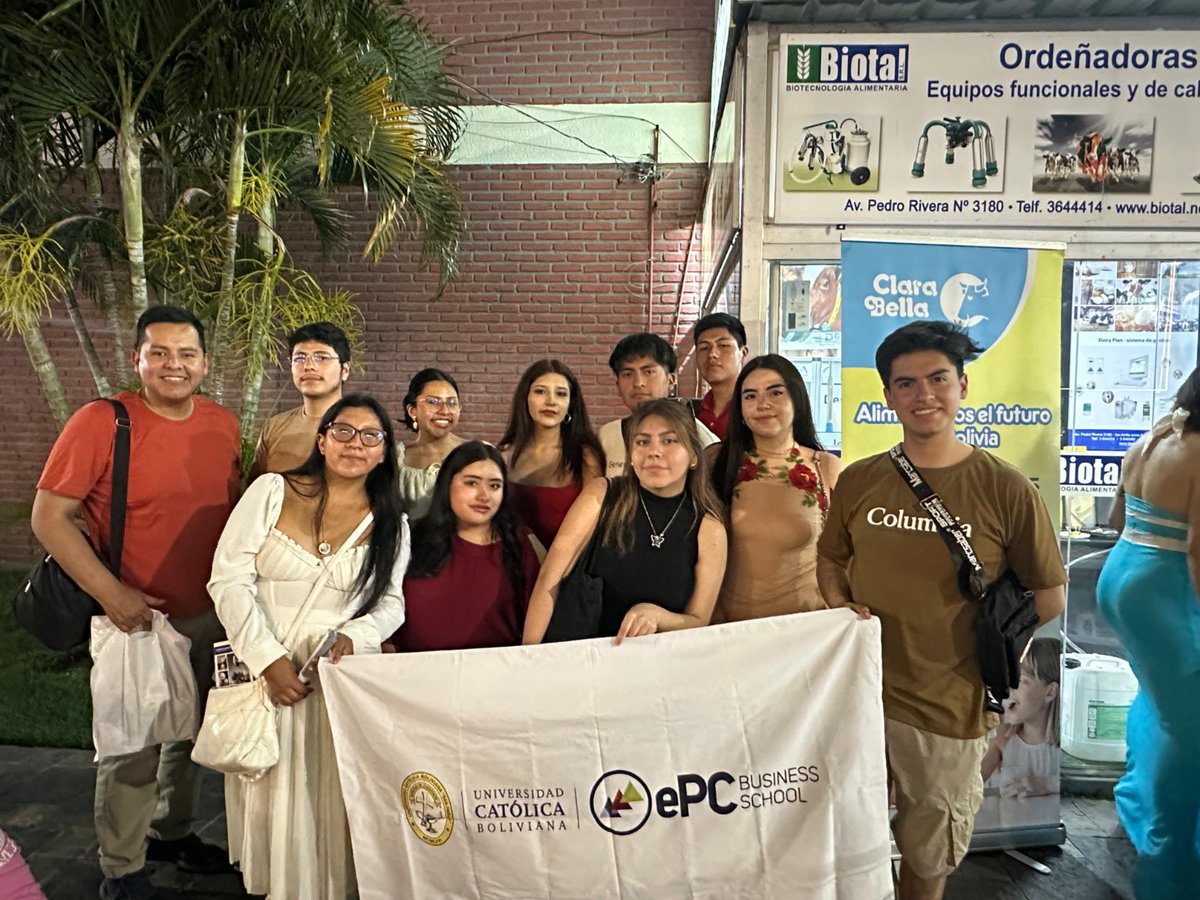 ePC_UCB's tweet image. 📍Experiencia académica en la Expocruz 2025

Estudiantes de la ePC Business School, junto al profesor Said Ramírez, participaron en la EXPOCRUZ 2025, en un viaje académico diseñado para mostrar el impacto que los negocios internacionales generan en nuestro país. 🇧🇴💼

#OrgulloePC