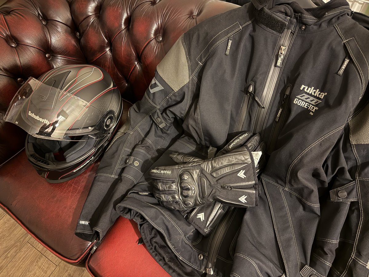 I have had too much fun on the F900R, way too much fun. Time to slow things down, relax a little and take the F800GT out, dinner first then I’m gonna put some miles on Winter Bike