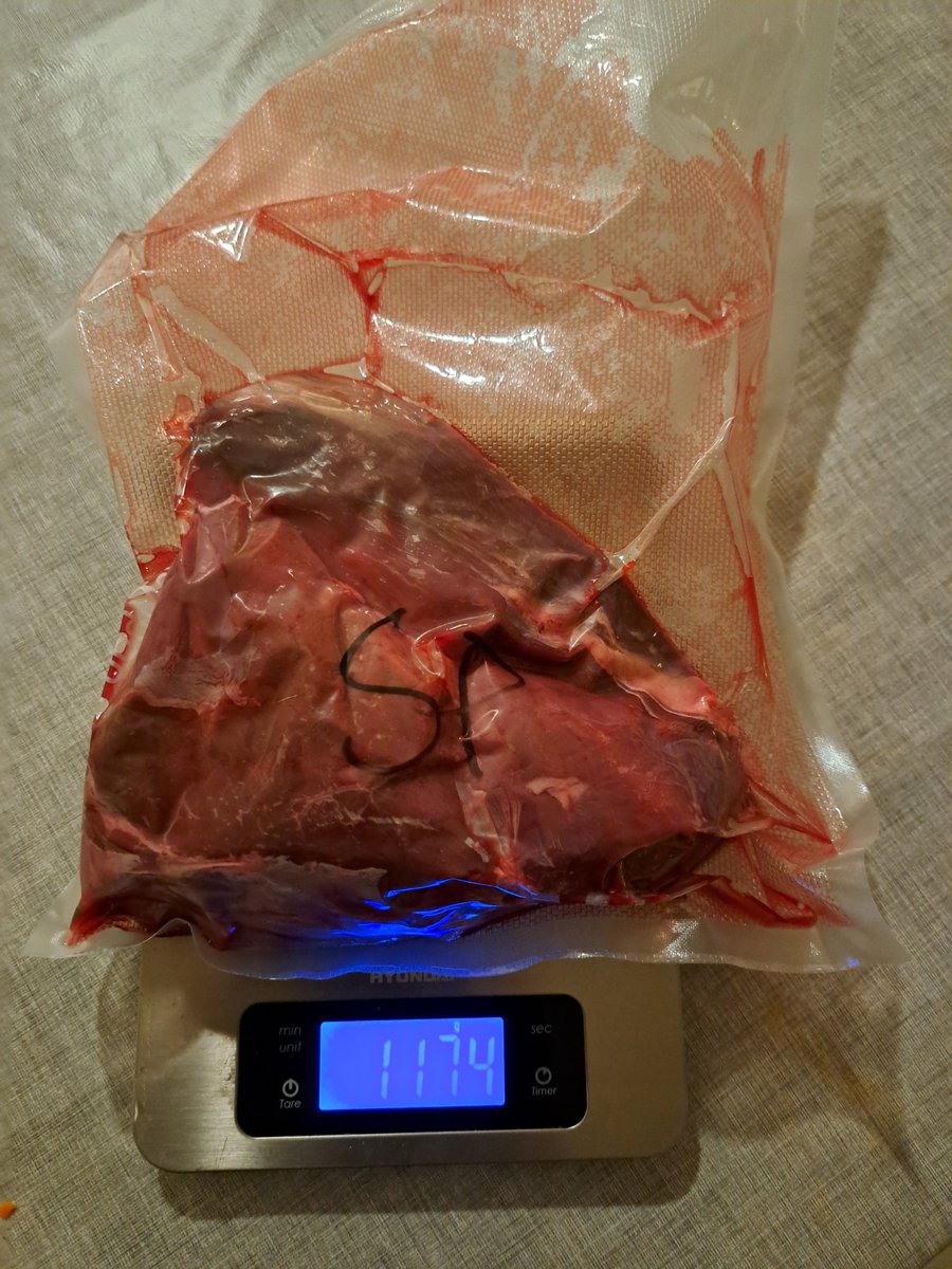 Kaveri tuli yhtäkkiä ovesta sisälle, antoi hirven sisäpaistin ja lähti pois. 🤷‍♂️