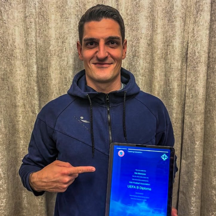 Vito Mannone 🇮🇹 a obtenu son diplôme d’entraîneur des gardiens ! 

On peut donc supposer que le gardien de 37 ans a raccroché les gants après une dernière pige à Lille en tant que remplaçant.