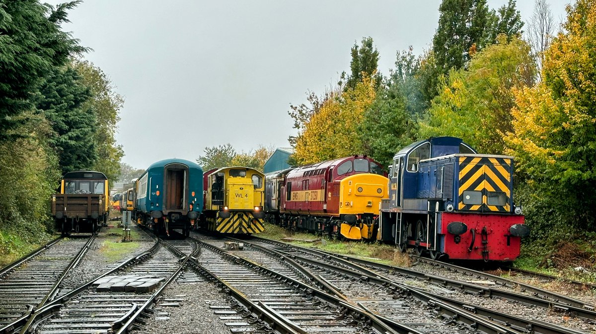 nickkeegan1's tweet image. An eclectic and colourful line-up at @WensleydaleRail today! 33035 is behind the mk2 coach, about to shunt in to Leeming Bar station.

 #class14 #class37 #railway #yorkshire