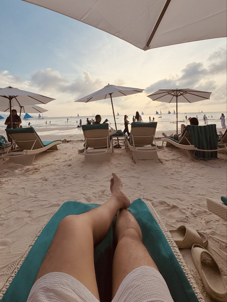 lhonCPA's tweet photo. It’s my yearly island affair. #birthmonth https://t.co/FzuNr5iBGO