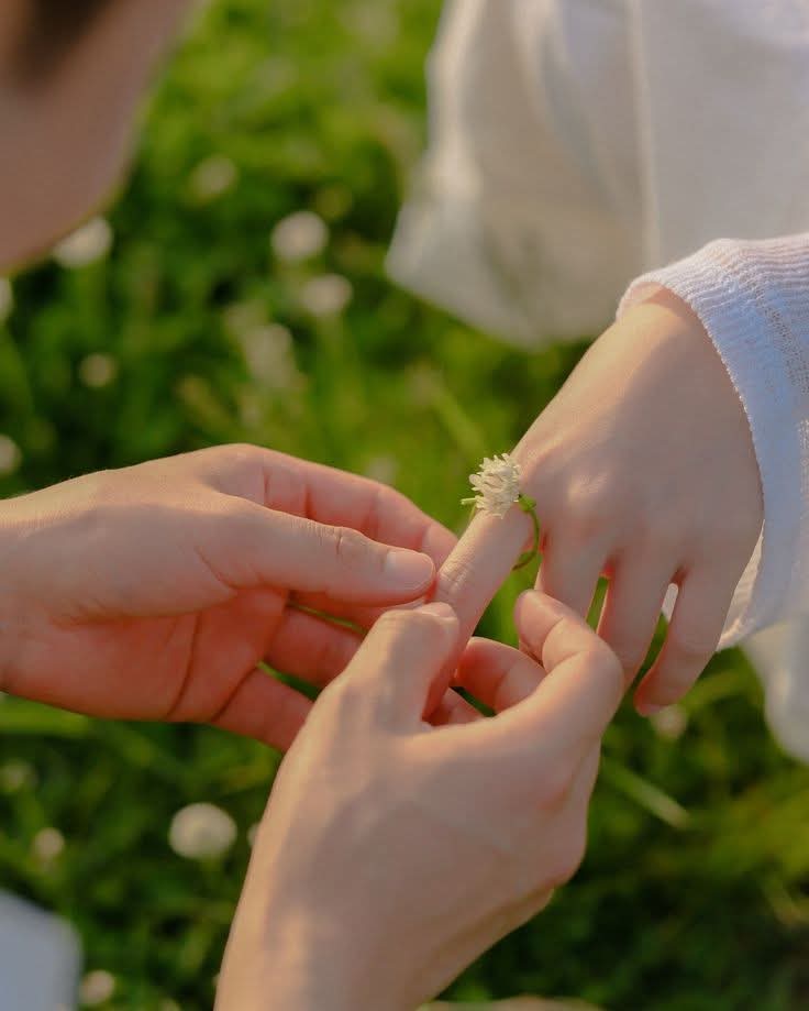 :اس نے مجھ سے پوچھا:
تم نے مجھے کیوں منتخب کیا
میں نے اس کو جواب دیا
تاکہ میں اپنے لیے پرفیوم نہ خریدوں اپنی کافی کے لیے چینی نہیں ، اپنے گلدان کے لیے گلاب نہیں❤️