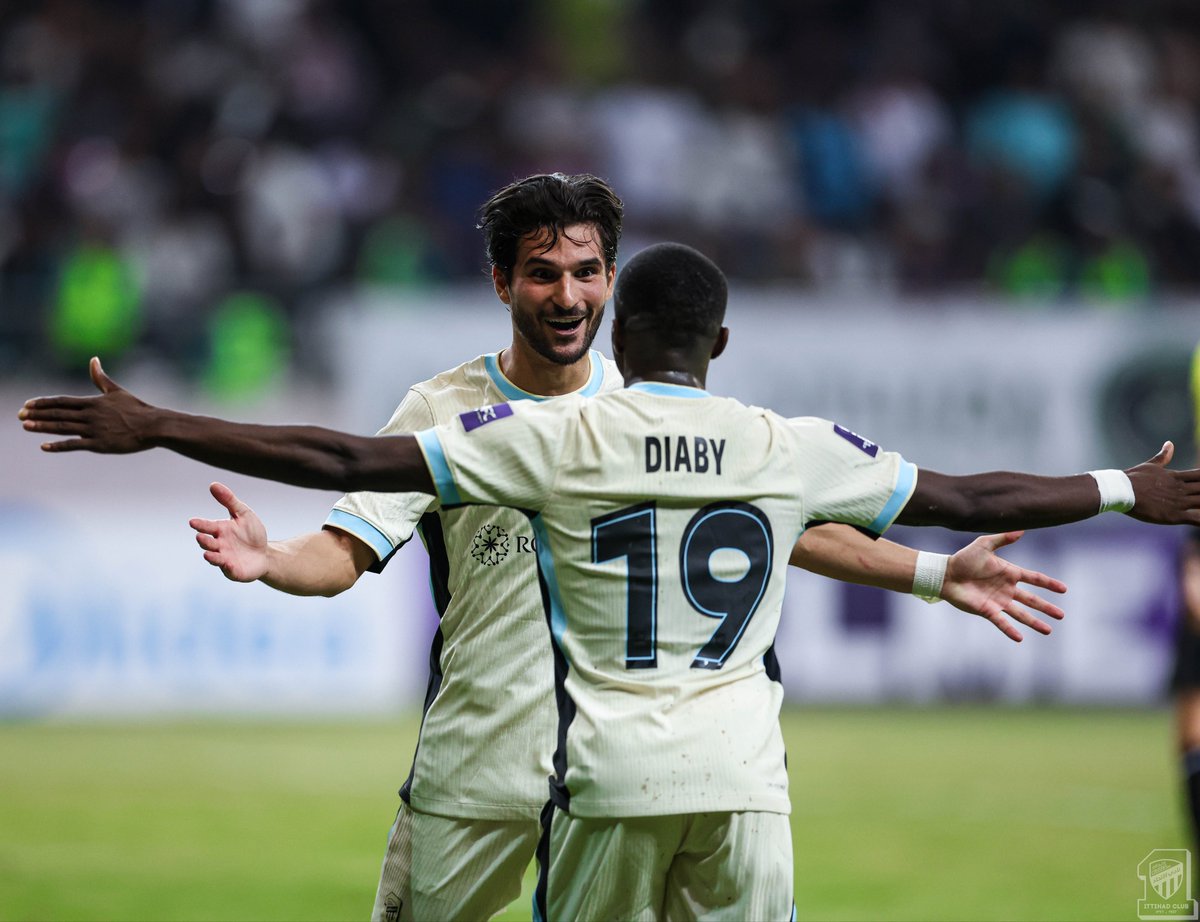 📸| احتفالية عوار وديابي بهدفنا الرابع ⚽️💛
#الاتحاد_الشرطة 
#دوري_أبطال_آسيا_للنخبة