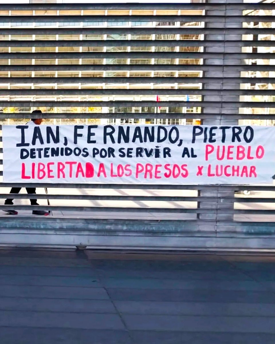 RplazaDignidad's tweet photo. DETIENEN A JOVENES LUCHADORES POR APOYAR A POBLADORES DESALOJADOS
Ayer domingo 19 octubre fuerzas policiales detuvieron a tres jóvenes luchadores que estaban apoyando a los pobladores golpeados por el desalojo por etapas en Toma Dignidad de la Florida. El Municipio de la Florida intenta criminalizarlos llamándoles “antisociales” en sus redes sociales. 
En estos momentos están a la espera de ser formalizados en el tribunal de garantía.

Fuente: Periódico El Pueblo
