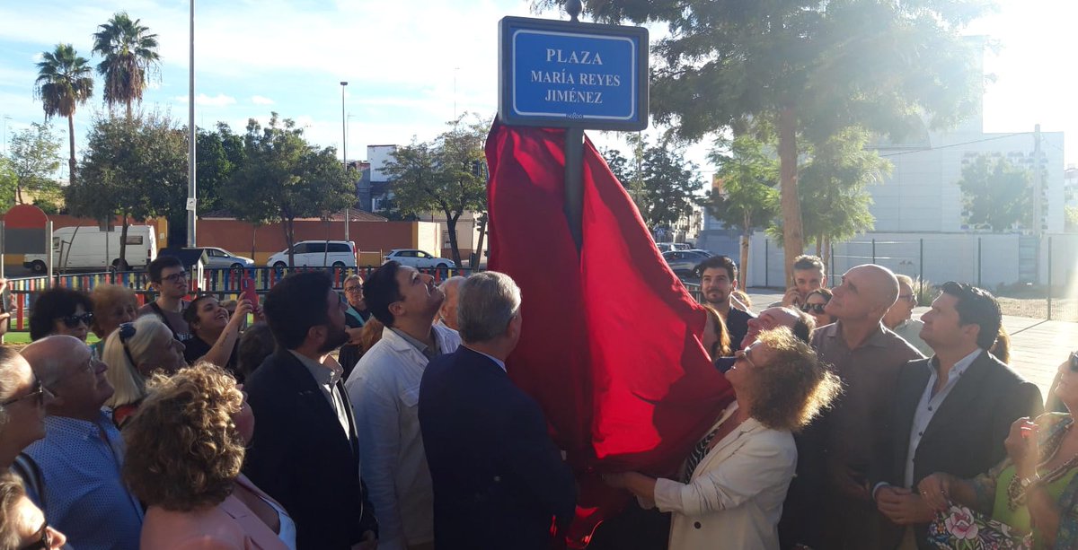 Hoy ha sido un un día muy especial en Cerro-Amate.
He tenido el honor de asistir al acto de rotulación de la plaza María Reyes Jiménez, una mujer referente, ejemplo de compromiso, solidaridad y lucha por la igualdad.
Desde el Gobierno municipal los socialistas impulsamos este