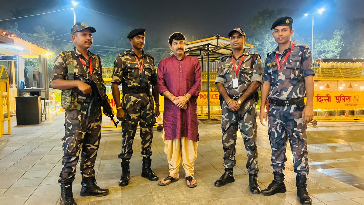 मैंने अपने घर में दीप और फुलझड़ी जलाकर दिवाली मनाई.. माँ भी दिल्ली आई हुई हैं,उनके पावन सान्निध्य में #saanvika #manogya #surabhi के साथ #Deepavali2025