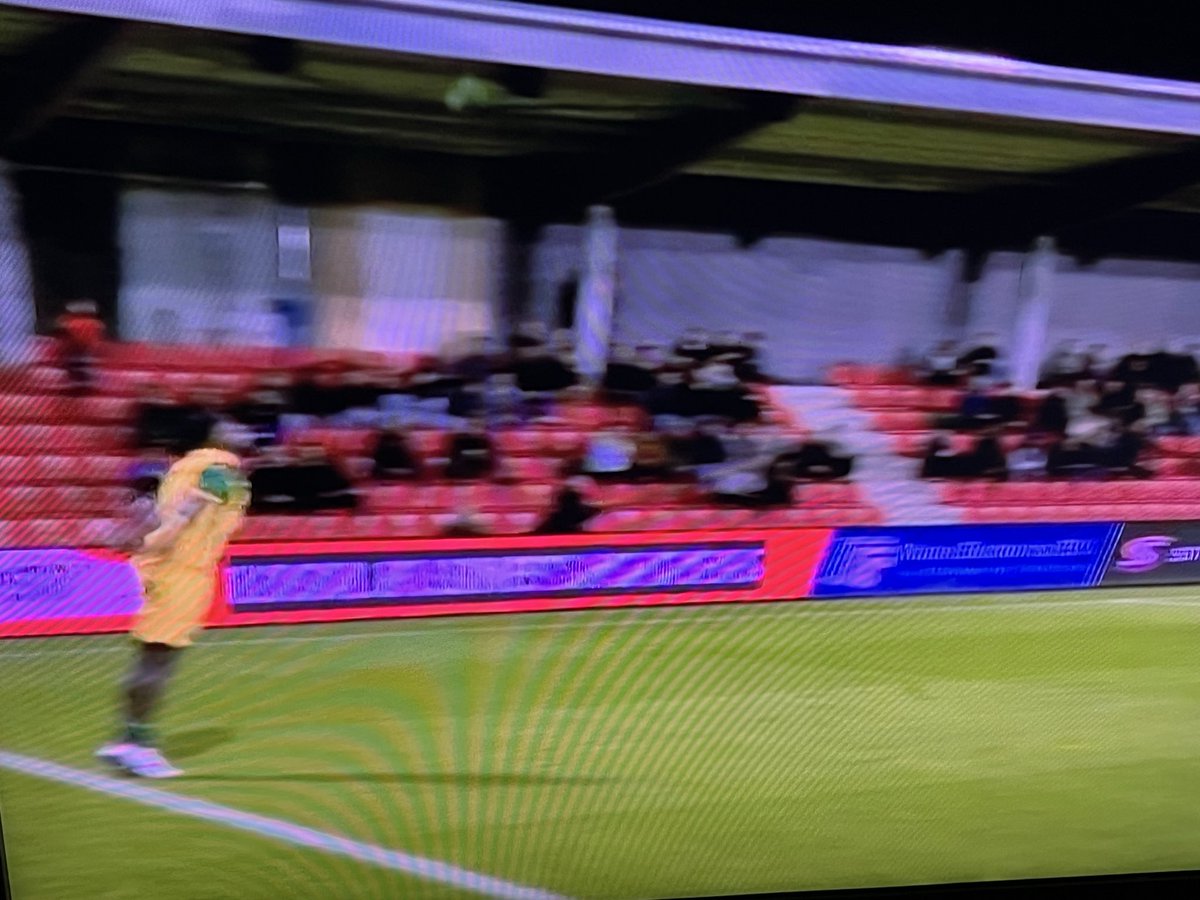 sanderPSVnr1's tweet photo. @RikElfrink En met de ingooi (waar de goal uit valt) mag je dus blijkbaar met beide voeten in veld staan…deze scheids maar een paar weekjes naar CenterParcs sturen, en de grens mag gratis mee 😉 https://t.co/VSPb6CjpMR