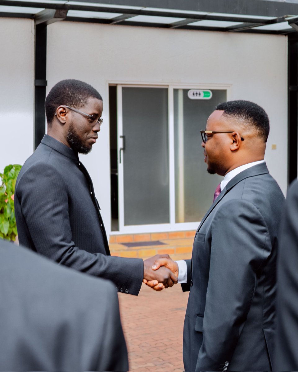 amuyakar_Ndoy's tweet photo. .
Rwanda 🇷🇼 Senegal 🇸🇳
#IREMBO c’est aussi un système qui permet aux citoyens de ne pas devoir se déplacer afin d’obtenir les services administratifs dûs, évitant ainsi les cas de corruption sur fonctionnaires de l’État.
Perspective partenariat dans le « New deal technologique.» https://t.co/TQZHkY9Iwp