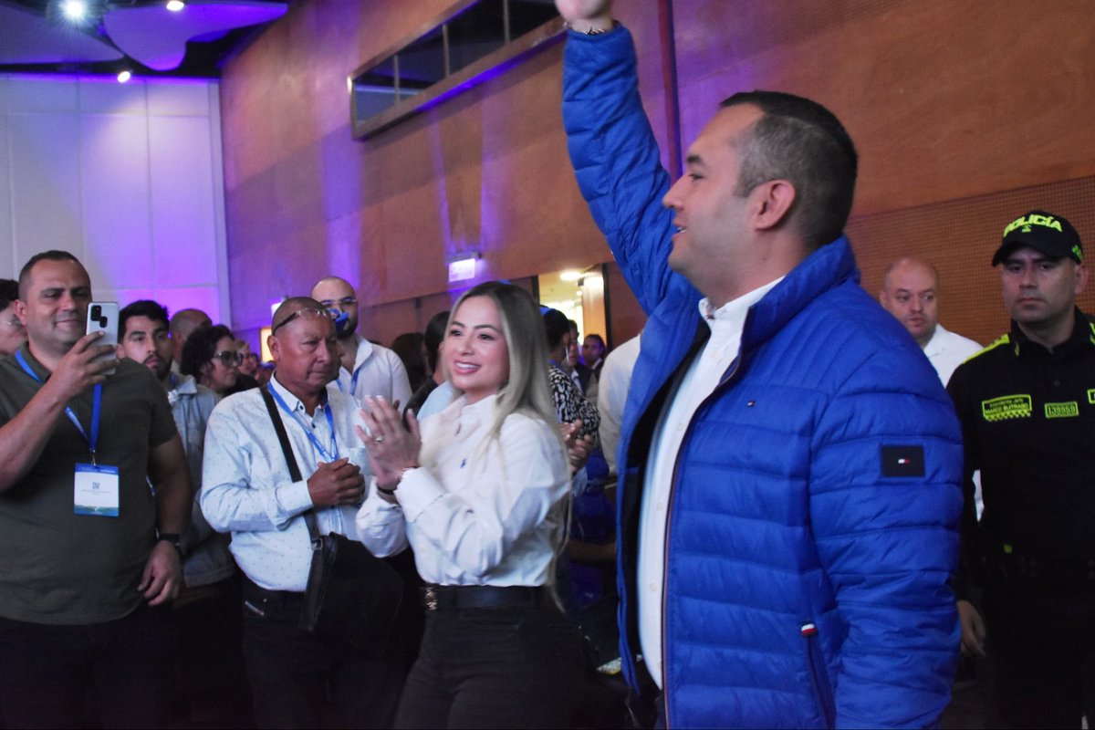 DanielRestrepoC's tweet photo. Recibo con respeto y convicción esta nueva responsabilidad y gran reto. Vamos para el @SenadoGovCo, con el compromiso de trabajar con disciplina por este país que amo y que llevo en el corazón. ¡Colombia! https://t.co/H2nqsyB4JR