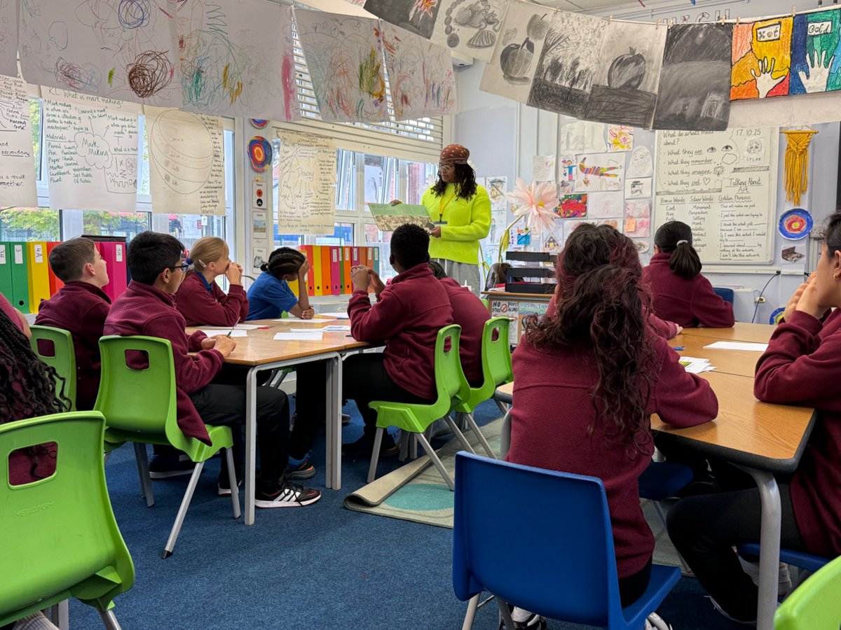 heathmereschool's tweet image. Art News!! ⚡️

Last week we had a visit from @RCA art illustrator, Olivia Twist.
During her visit Olivia stumbled upon a book in our Art Studio called ‘The Art of Protest’ by De Nichols which features some of her illustrations. 🤩🎨 

#visitingartist