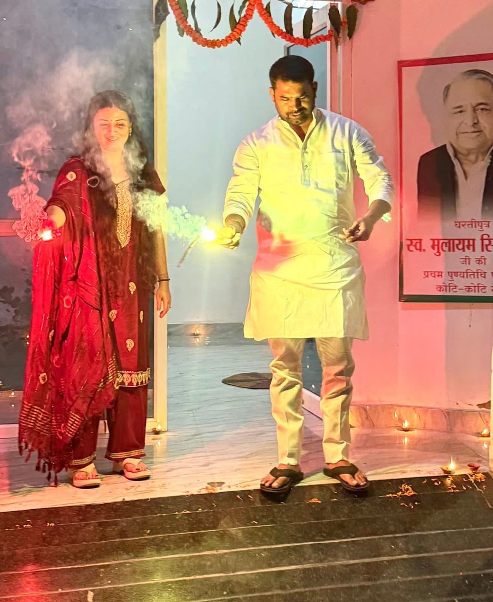 Smriti_Dwivedi_'s tweet image. समाजवादी #PDA परिवार कीं ओर से आपसभी को दीपावली की हार्दिक बधाई शुभकामनाएं..!!