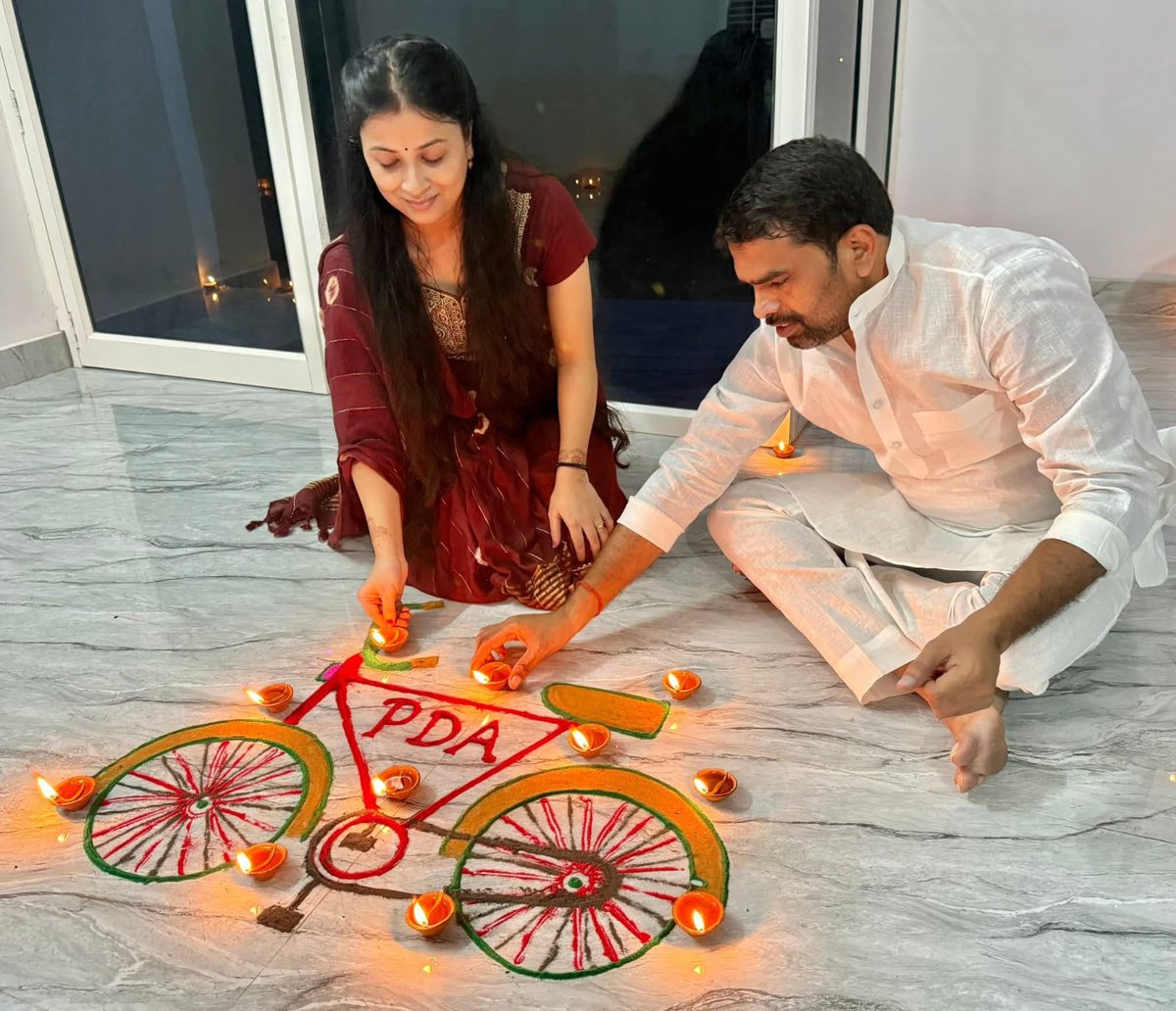 Smriti_Dwivedi_'s tweet image. समाजवादी #PDA परिवार कीं ओर से आपसभी को दीपावली की हार्दिक बधाई शुभकामनाएं..!!